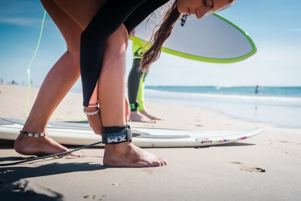 personne en couple en famille qui pratique le surf sur la cote landaise