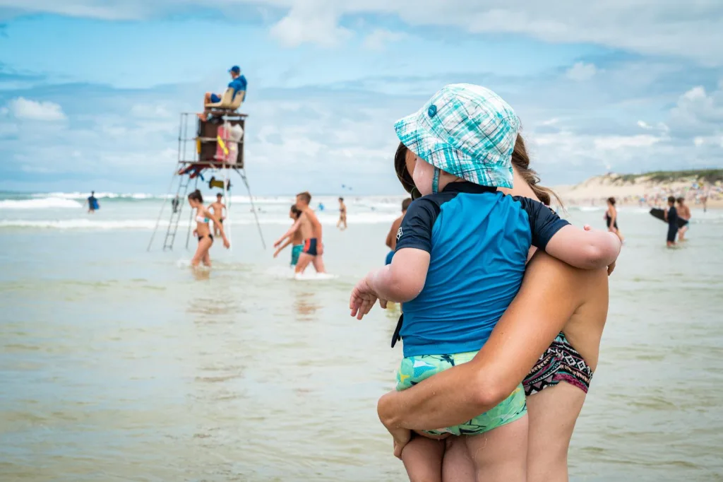 Plage landaise enfant protégé du soleil et des UV