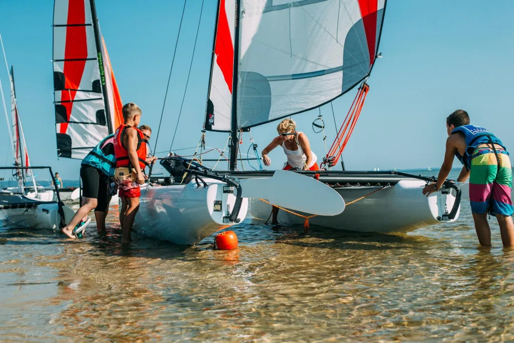 Catamaran sur le lac de Cazaux-Sanguinet à Biscarrosse