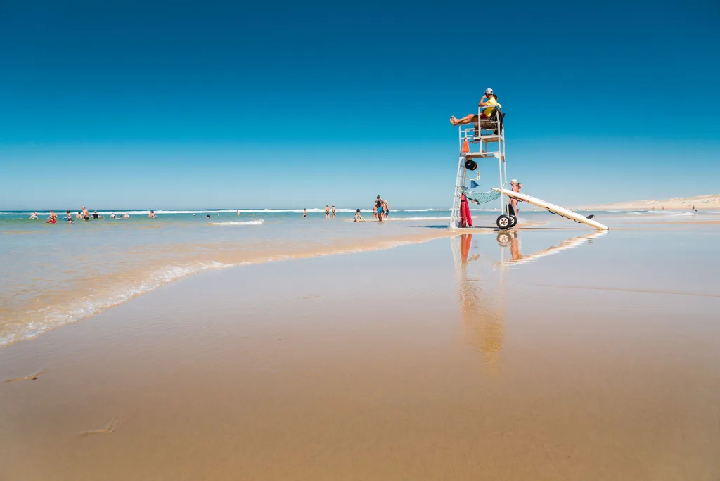 Lifeguard services : beach warning flags, lifeguards