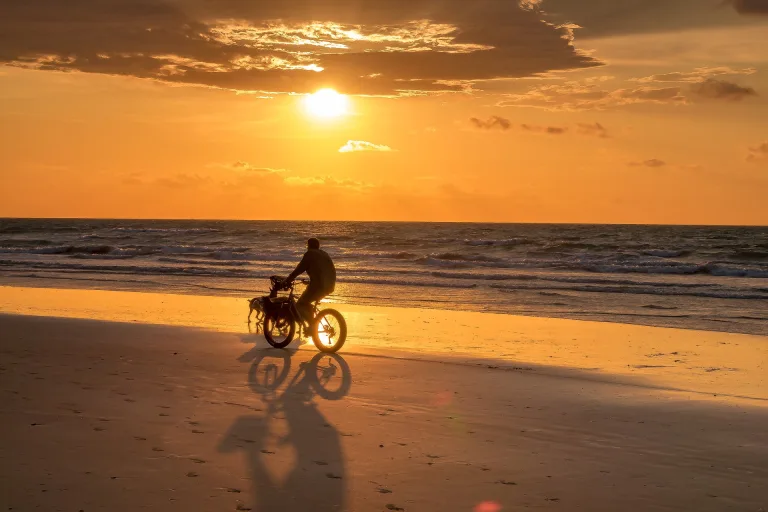 Photo de Balade à vélo sur la plage au coucher de soleil