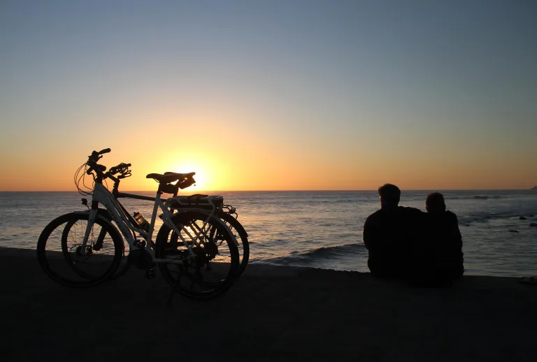 Photo de Balade à vélo sur la plage au coucher de soleil