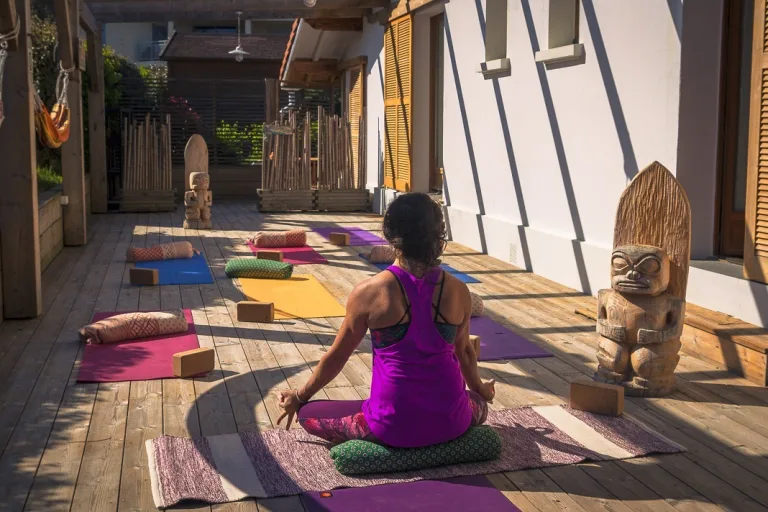 Photo de Yoga à la villa Tiki