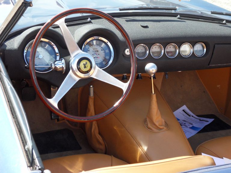 Photo de Rassemblement mensuel de véhicules de collection et d’exception