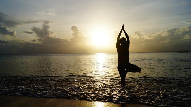 Photo de Yoga sur la plage & petit-déjeuner