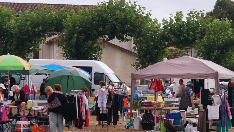 Photo de Exposition « Entracte Village » et vide-grenier