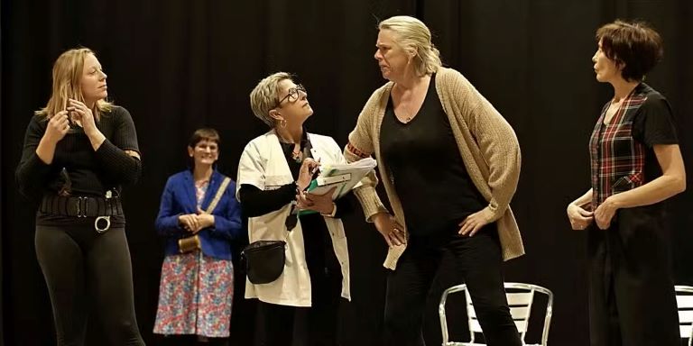 Photo de Labenne en Rose et bleu – Pièce de théatre Le bénéfice du doute