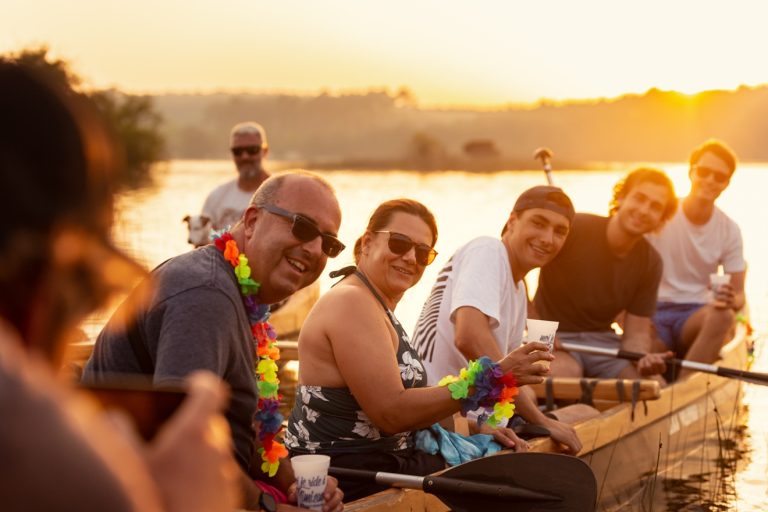 Photo de Pirogue hawaïenne au coucher du soleil avec apéritif
